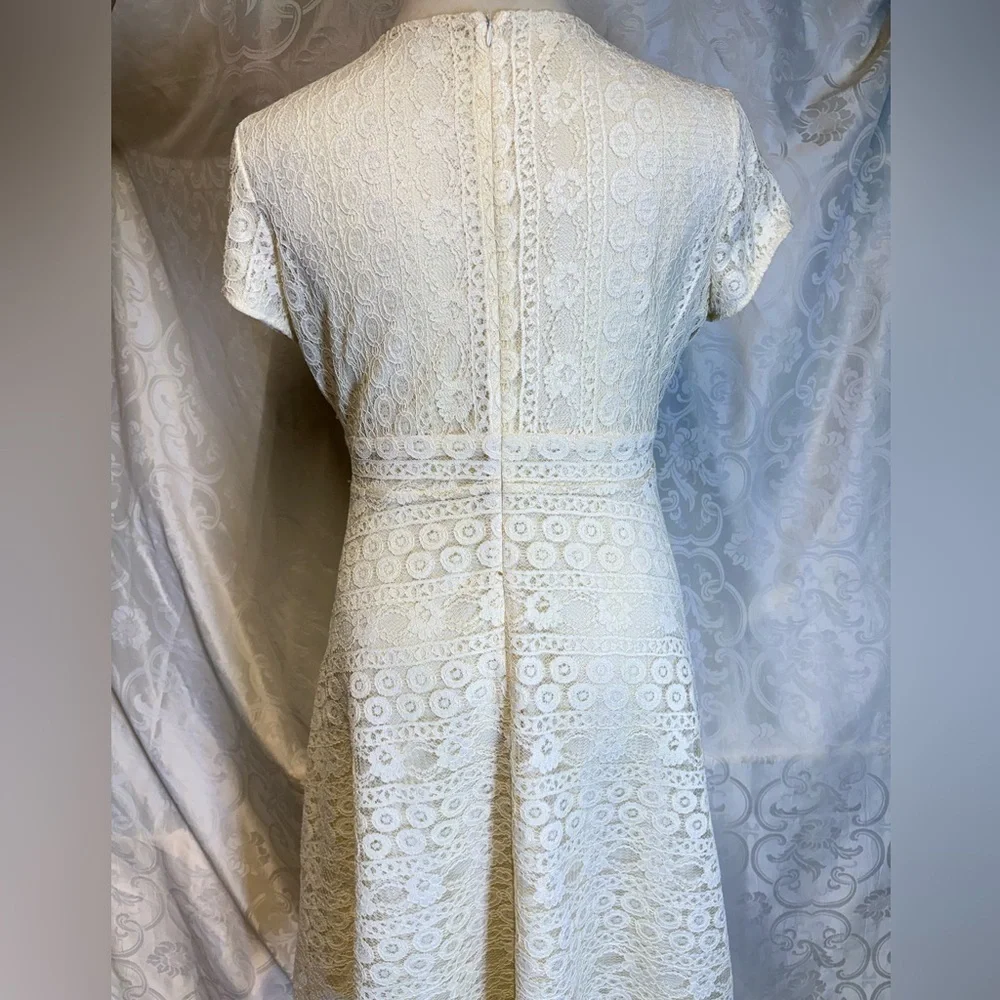 Cream/pale yellow - lace dress from the brand De Collection. Size XL